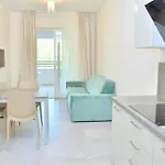 Modern Beachfront Flat In A With Pool Appartamento Bibione