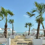 Appartamento Modern Beachfront Flat In A With Pool Bibione