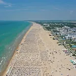 Appartamento Modern Beachfront Flat In A With Pool