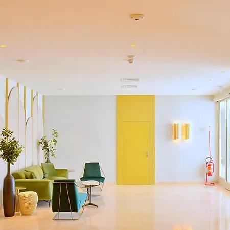 Διαμέρισμα Modern Beachfront Flat In A With Pool