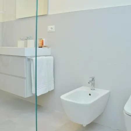 Διαμέρισμα Modern Beachfront Flat In A With Pool *