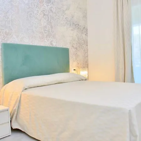 Modern Beachfront Flat In A With Pool * Μπιμπιόνε