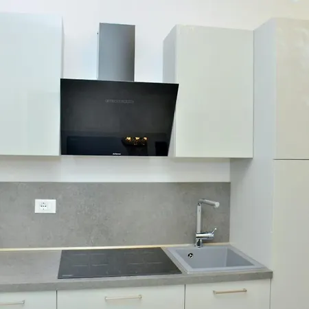 Modern Beachfront Flat In A With Pool * Μπιμπιόνε