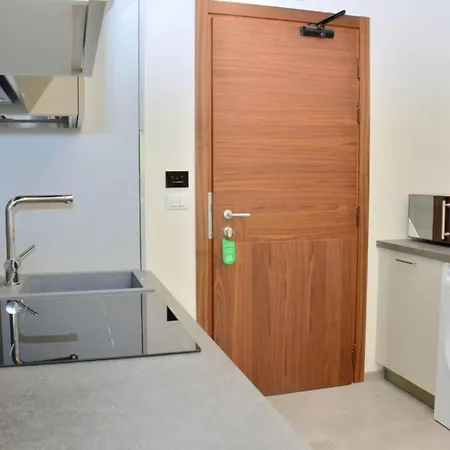 Modern Beachfront Flat In A With Pool Διαμέρισμα Μπιμπιόνε