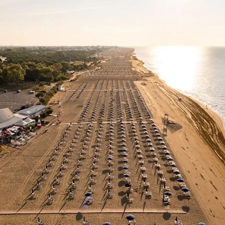 Modern Beachfront Flat In A With Pool Lejlighed Bibione