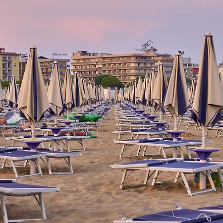 Διαμέρισμα Modern Beachfront Flat In A With Pool Μπιμπιόνε