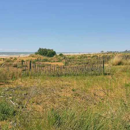 Lejlighed Modern Beachfront Flat In A With Pool