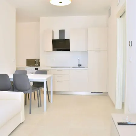 Modern Beachfront Flat In A With Pool Διαμέρισμα Μπιμπιόνε