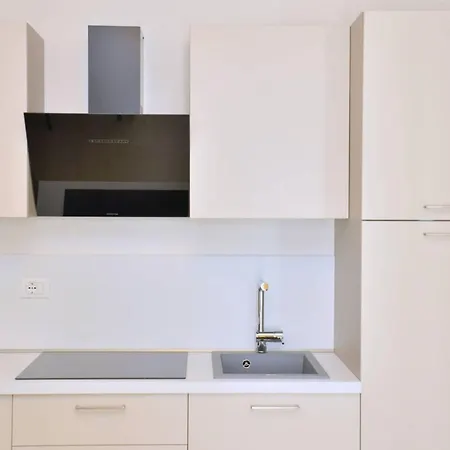 Modern Beachfront Flat In A With Pool Μπιμπιόνε