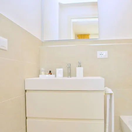 Modern Beachfront Flat In A With Pool Διαμέρισμα Μπιμπιόνε