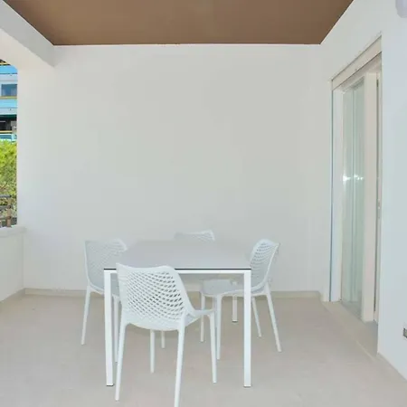 Modern Beachfront Flat In A With Pool Διαμέρισμα Μπιμπιόνε