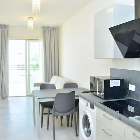 Modern Beachfront Flat In A With Pool Μπιμπιόνε