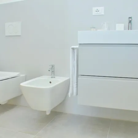 Modern Beachfront Flat In A With Pool Μπιμπιόνε
