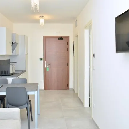 Modern Beachfront Flat In A With Pool Διαμέρισμα *
