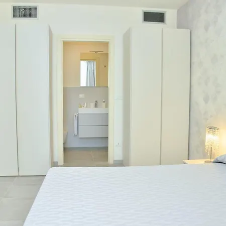 Διαμέρισμα Modern Beachfront Flat In A With Pool Μπιμπιόνε