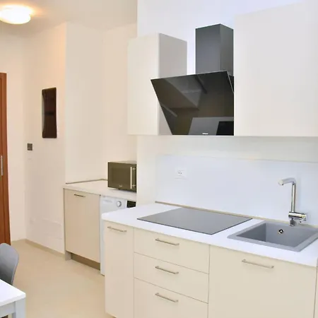 Διαμέρισμα Modern Beachfront Flat In A With Pool