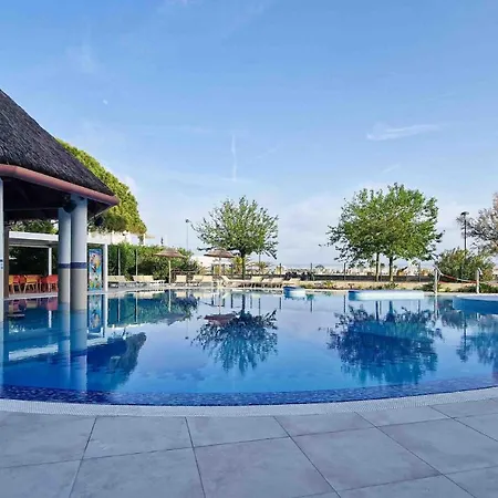 Διαμέρισμα Modern Beachfront Flat In A With Pool *