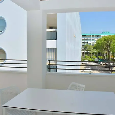 Διαμέρισμα Modern Beachfront Flat In A With Pool