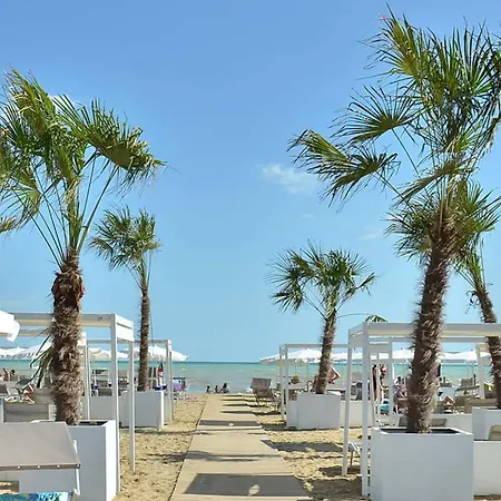 Modern Beachfront Flat In A With Pool Μπιμπιόνε