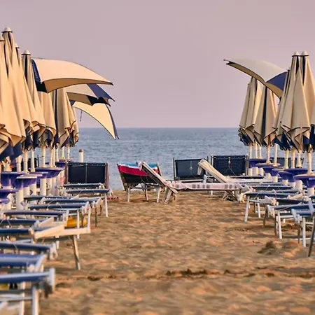 Modern Beachfront Flat In A With Pool Διαμέρισμα Μπιμπιόνε